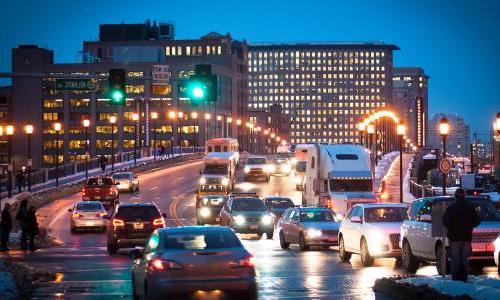 大西洋大道十字路口附近的交通. in Boston, MA